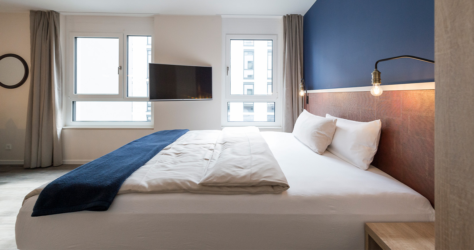 Hotelzimmer mit Nachttischen und Bettkopfteil