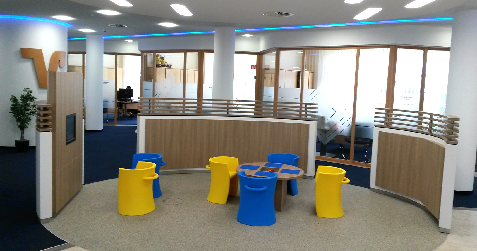 Kinderbereich der VR-Bank mit Holz-Raumteilern