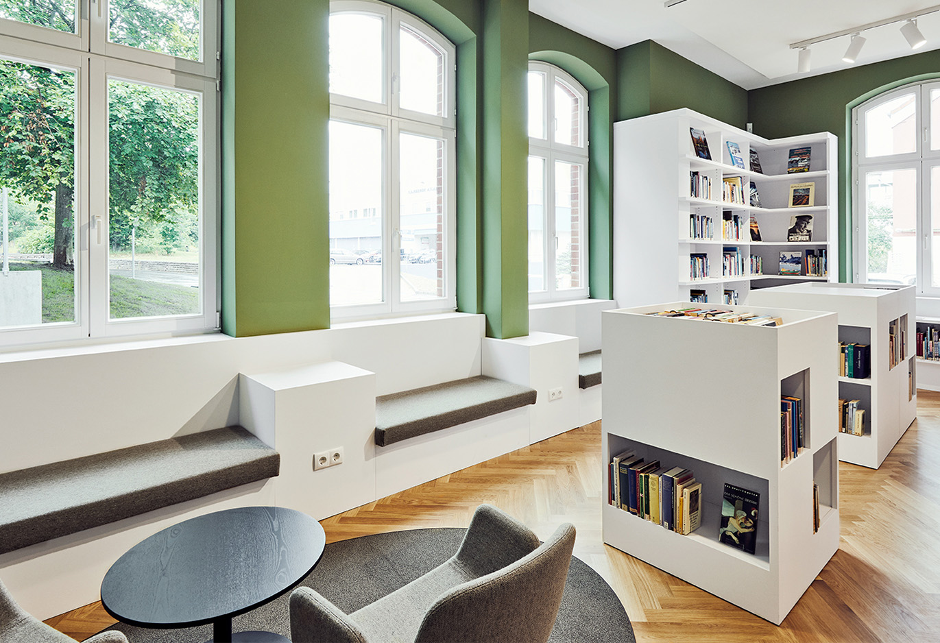 Bibliothek mit Regalsystemen, Würfel-Regalen und Sitzbänken